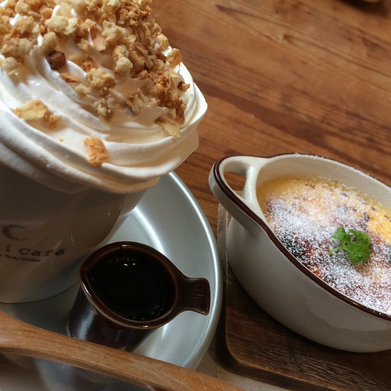 自家製クレームブリュレ&【季節限定】マカデミアナッツミルクモカ(Tsuki Cafe )