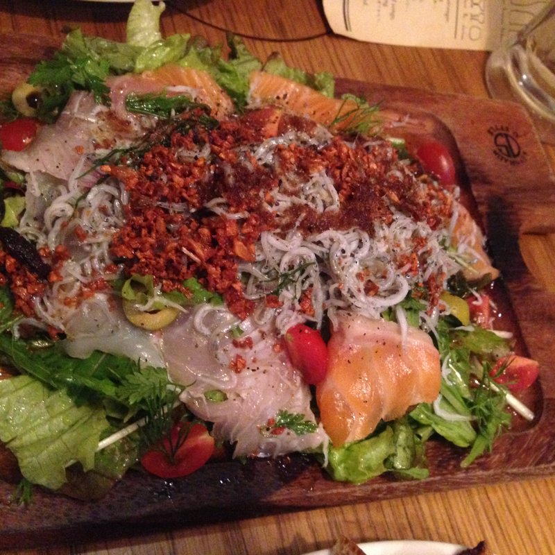 メリメロ鮮魚の熱々オイルがけサラダ(魚介ビストロsasaya BYO 大崎店)