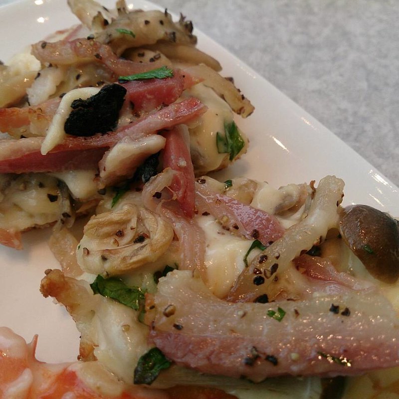 カルボナーラのピザ(アンティカ ジェラテリア バール 港北センター北店)