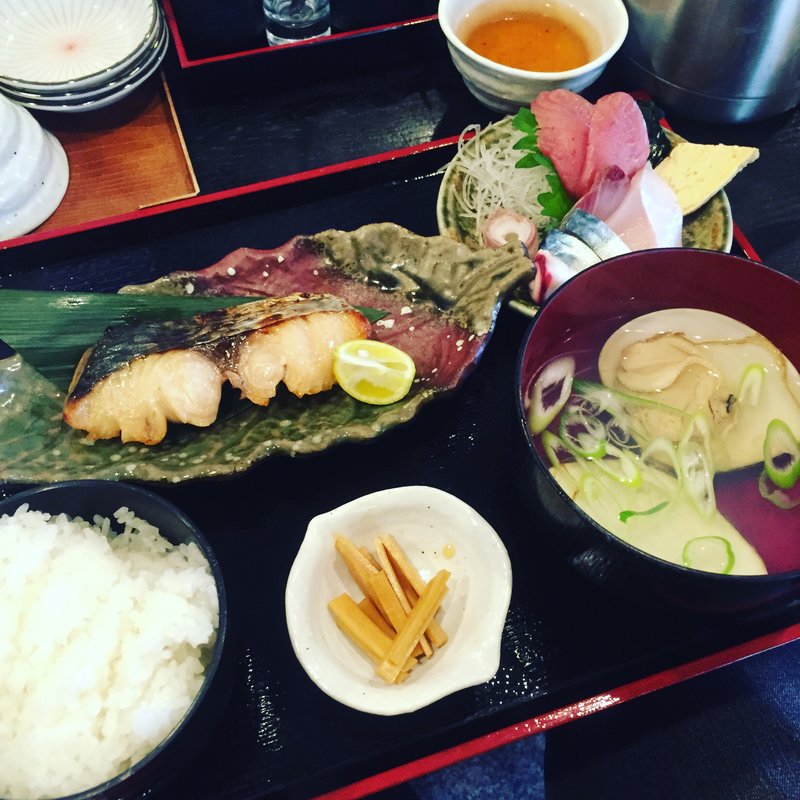 鰆の幽庵焼き刺身付き定食(さかなや 市場食堂)