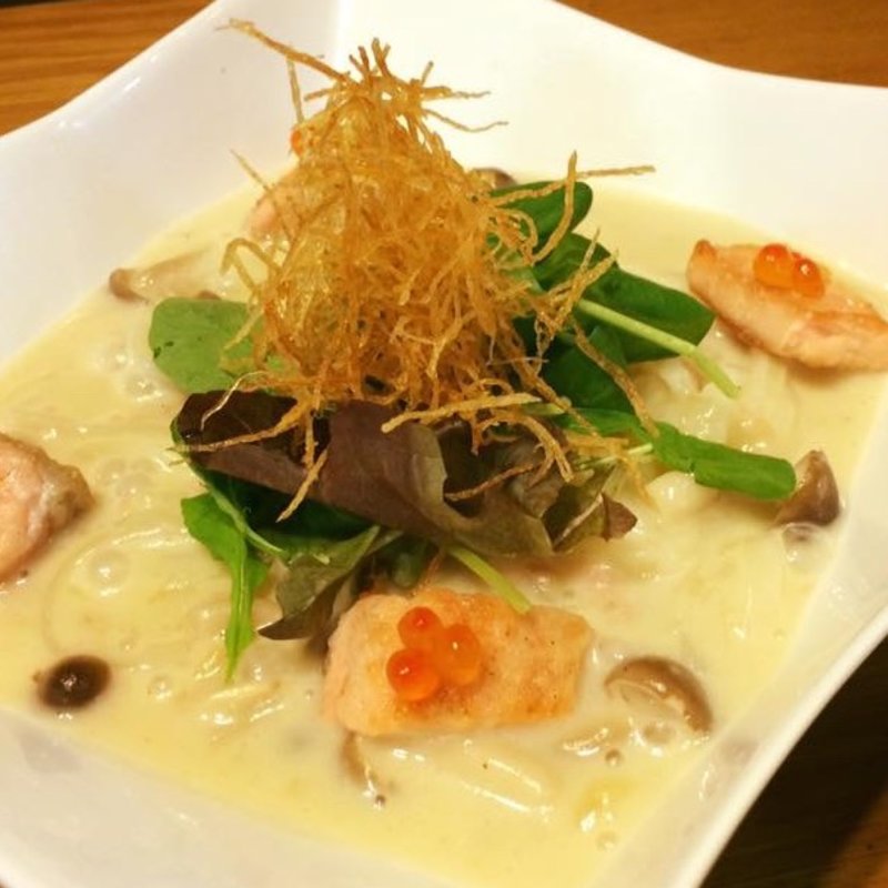 鮭とキノコのトマトクリームうどん(うどん工房 悠々)