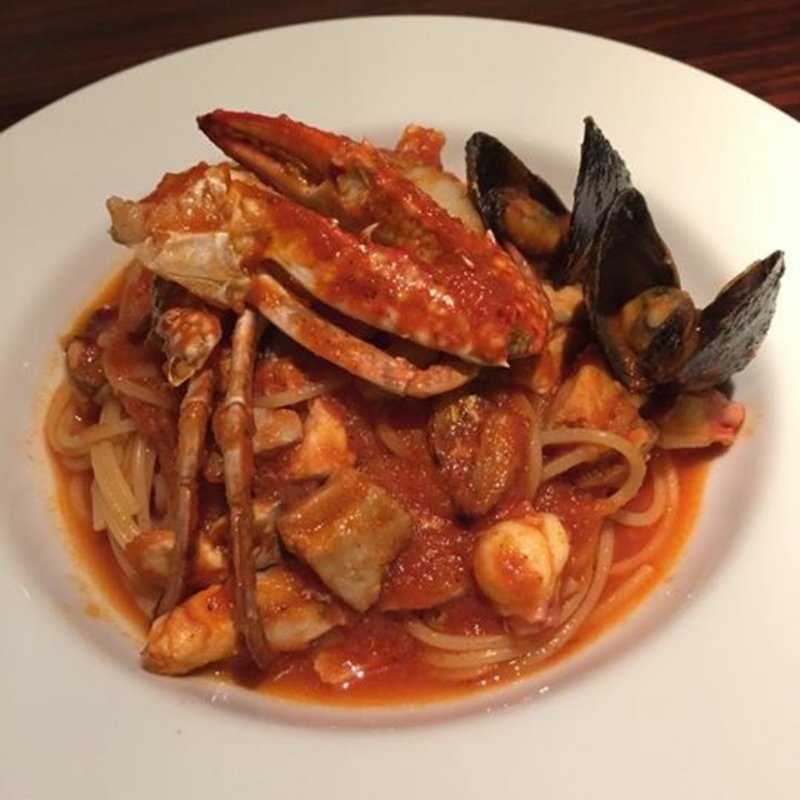 渡り蟹と魚介のトマトソースパスタ(イタリアン&BARアトリエ)