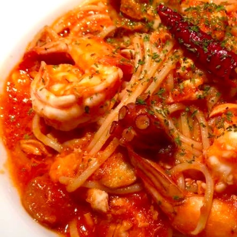 海鮮たっぷりトマトソースパスタ(イタリアン&BARアトリエ)