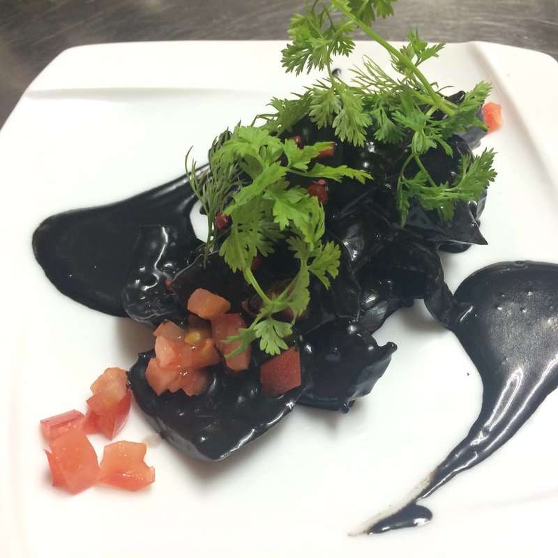 甲イカと平貝のイカすみ和え(PURELY)