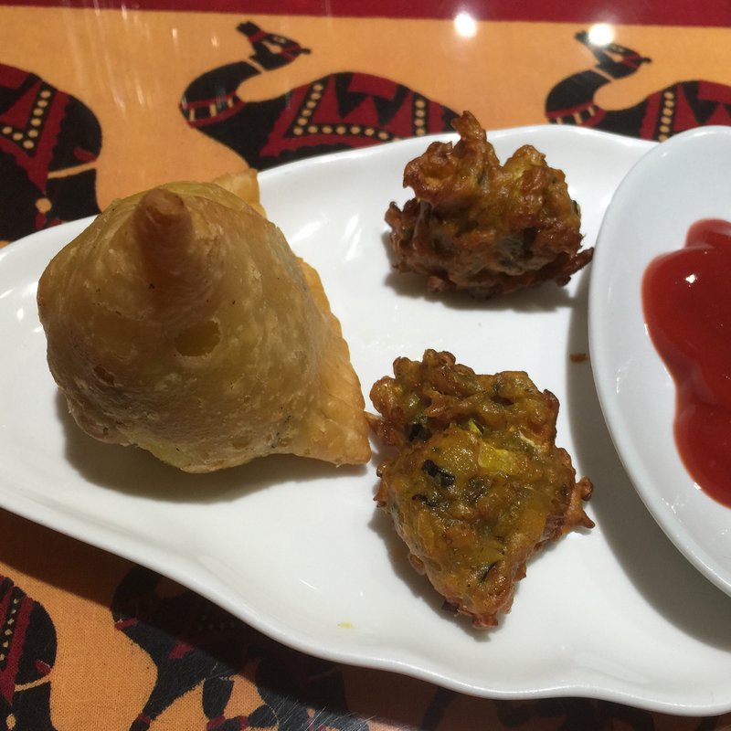 インドの餃子と野菜てんぷら(シブシャンカルインド料理城西店)