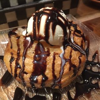 アップルパイ チョコレートソース バニラアイス乗せ(テンジンバル　タケノヤ )
