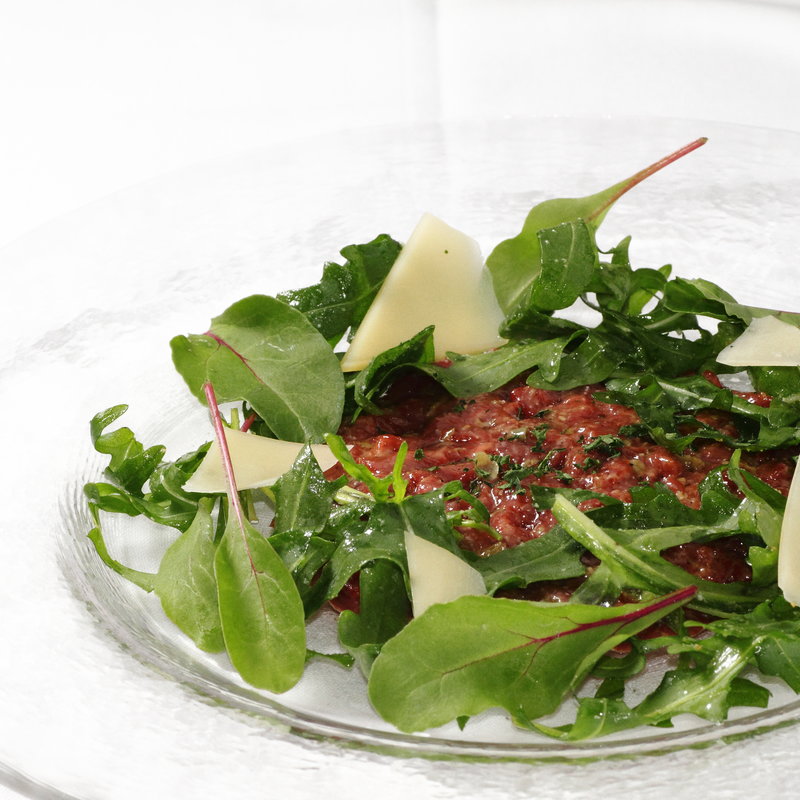 牛肉のユッケ　サラダ仕立て(ル・ジャルダン・デ・サヴール)