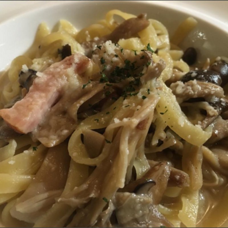 ベーコンとポルチーニ茸、色々きのこのグラナチーズ和え(ナチュラル ダイエット レストラン NODO)