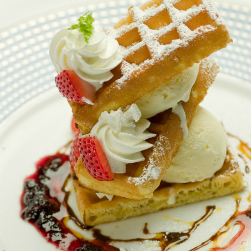 焼きワッフルとバニラアイスのマウンテン(オリエンタルダイニング ローブ 渋谷店)