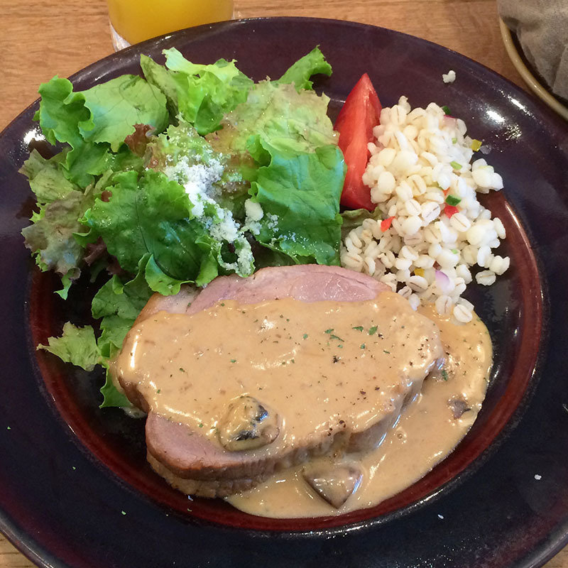 豚肩ロースのロースト シャンピニオン クリームソース ＋麦と彩り野菜のマリネサラダ(THE CITY BAKERY アトレ品川)