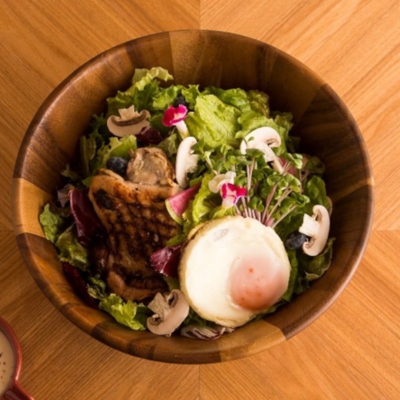 山梨県産信玄鷄のグリルとクリームチーズのシーザーサラダ　(クラフトビアキッチン 自由が丘店 （CRAFTBEER KITCHEN）)