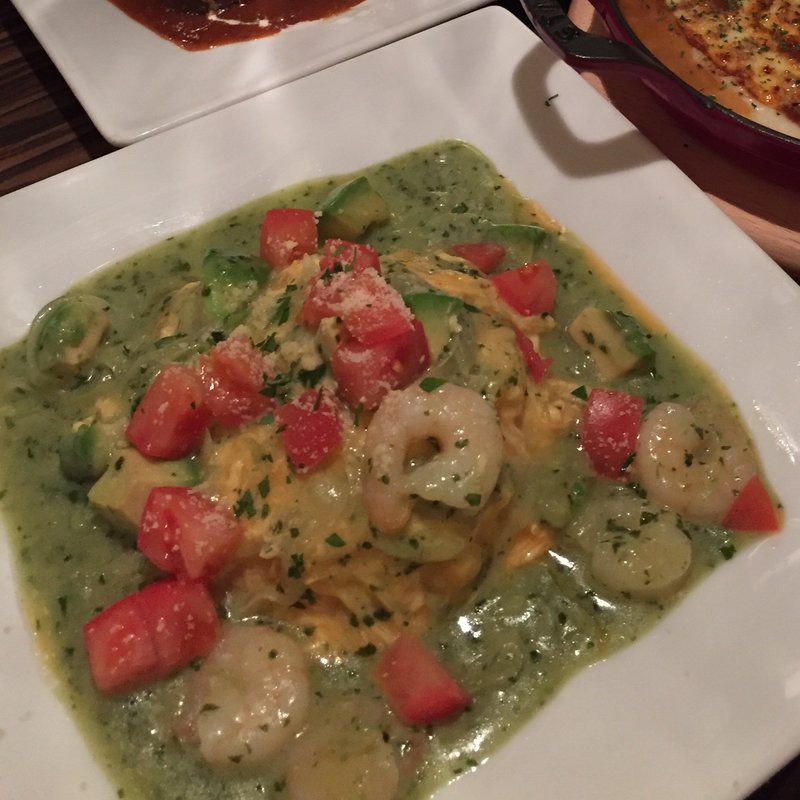 小エビとトマトとアボカドのジェノバオムライス(JYOJYO)