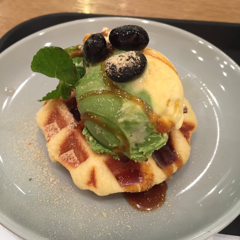 黒豆きなこ ワッフル(マザーリーフ ティースタイル横浜ジョイナス店)