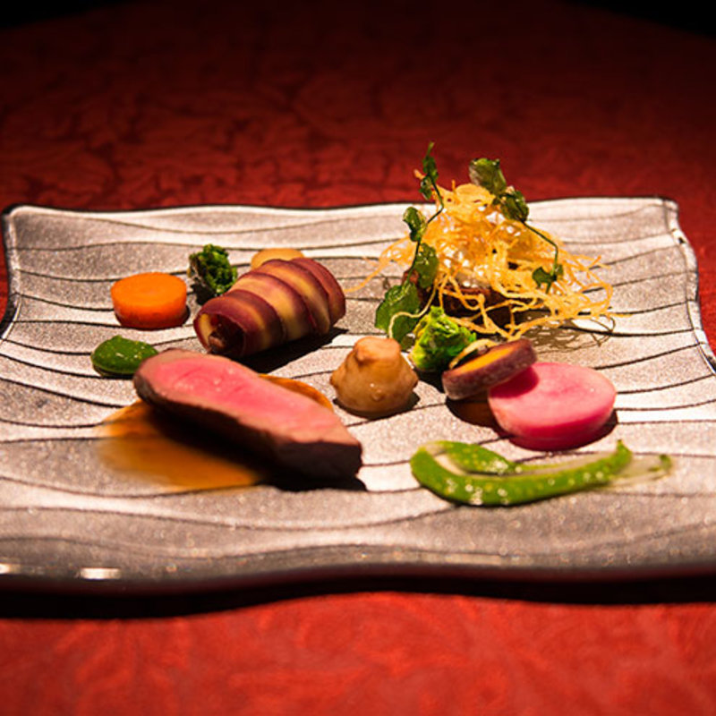 あか牛のソテーと穴子の煮つけ(LucianoShow)