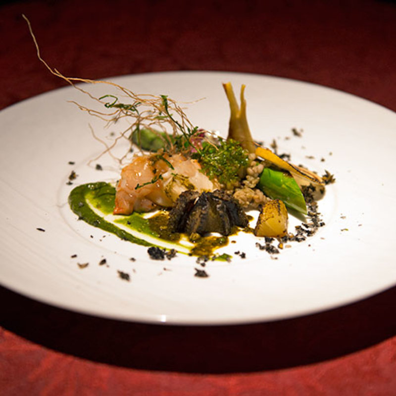 オマール海老の山茶花仕立て(LucianoShow)