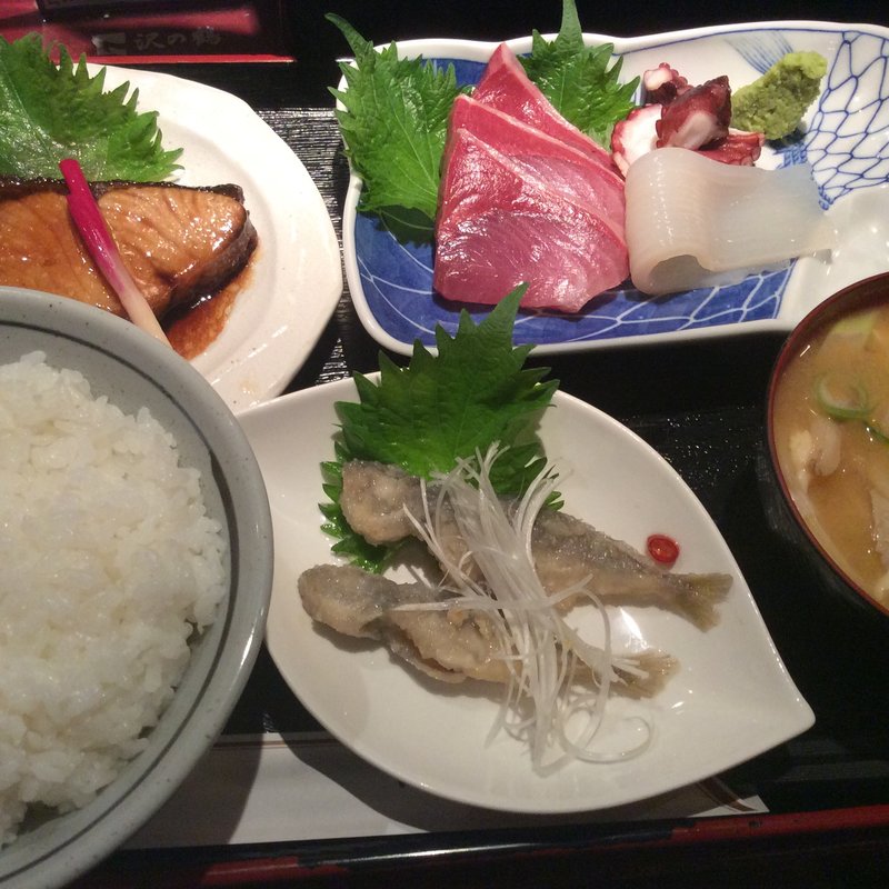 ぶりの照り焼きと刺身定食(ゔぃゔぃ庵)