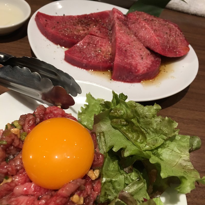 炙りユッケ&厚切り牛タン(牛8)