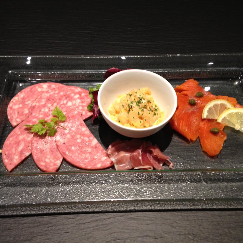 生ハムとサーモンの盛り合わせ(ルーツ　ロッポンギ （ROOTS 　ROPPONGI）)