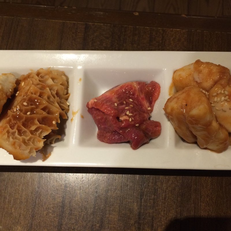 ホルモン3種盛り合わせ (和牛焼肉ブラックホール 新宿三丁目店)