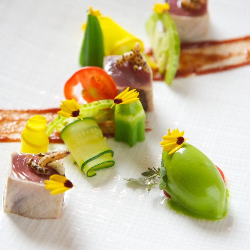 マグロのカルパッチョ　蚕豆のムース(ラール・エ・ラ・マニエール)