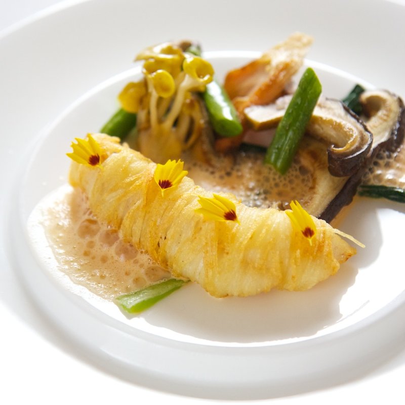 オマール海老の衣仕立て　季節のキノコ添え(ラール・エ・ラ・マニエール)