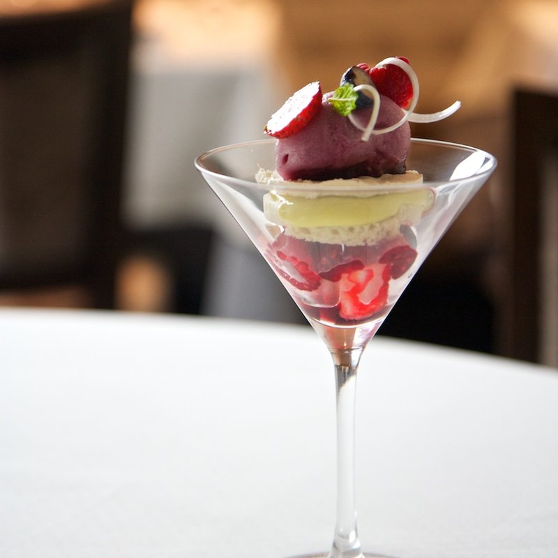 バジルとラズベリーのソルベ　ベリー添え(ラール・エ・ラ・マニエール)