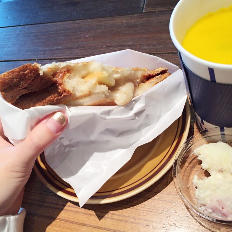 りんごとゴルゴンゾーラのホットサンド🍎(THE CITY BAKERY アトレ品川)