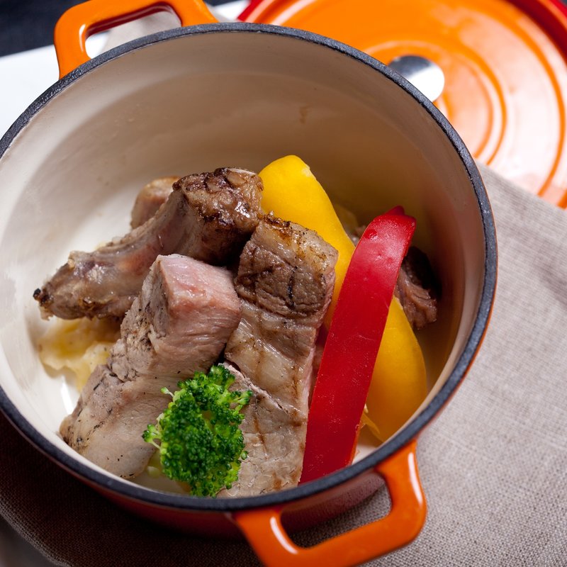  奄美島豚のグリル　ココット仕立て(和食 完全個室 かざね 銀座店 )