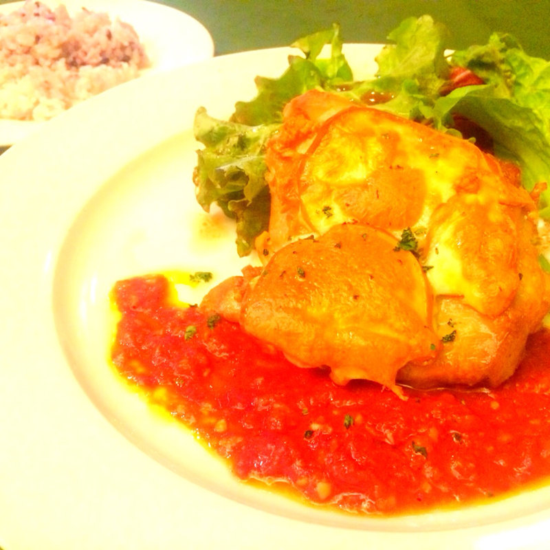 スカモツァチーズのせ鶏モモ肉のオーブン焼き(ソーセージレストランＳＭＯＫＹ)