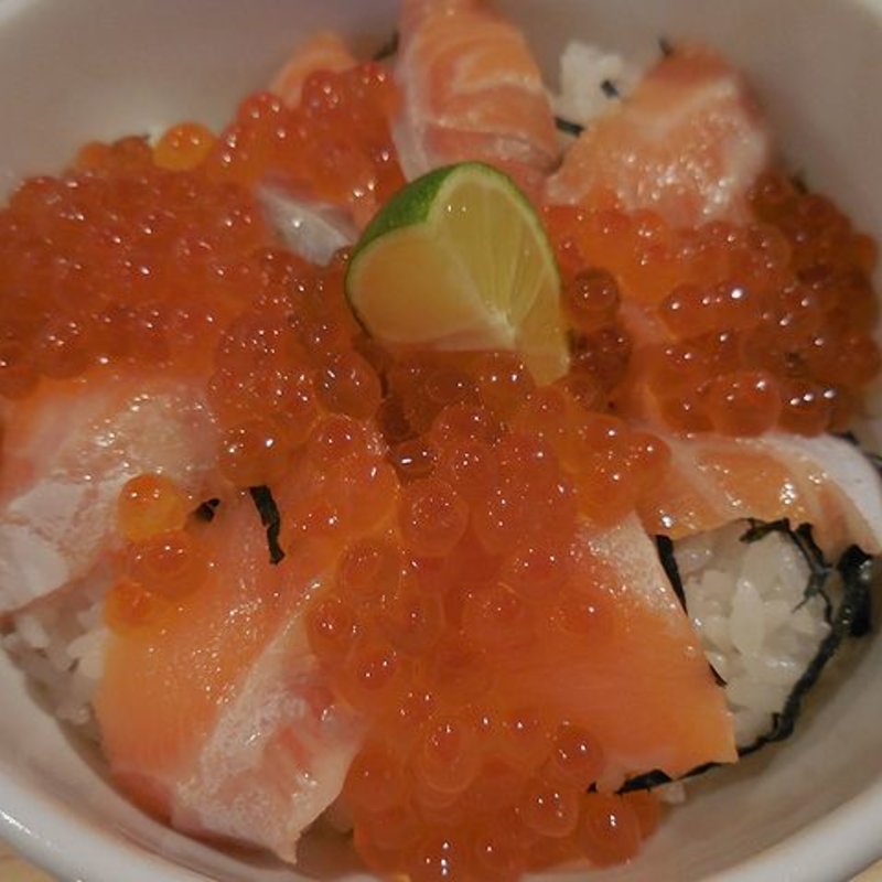 サーモン親子丼 680円(こだわりや 海鮮丸 )