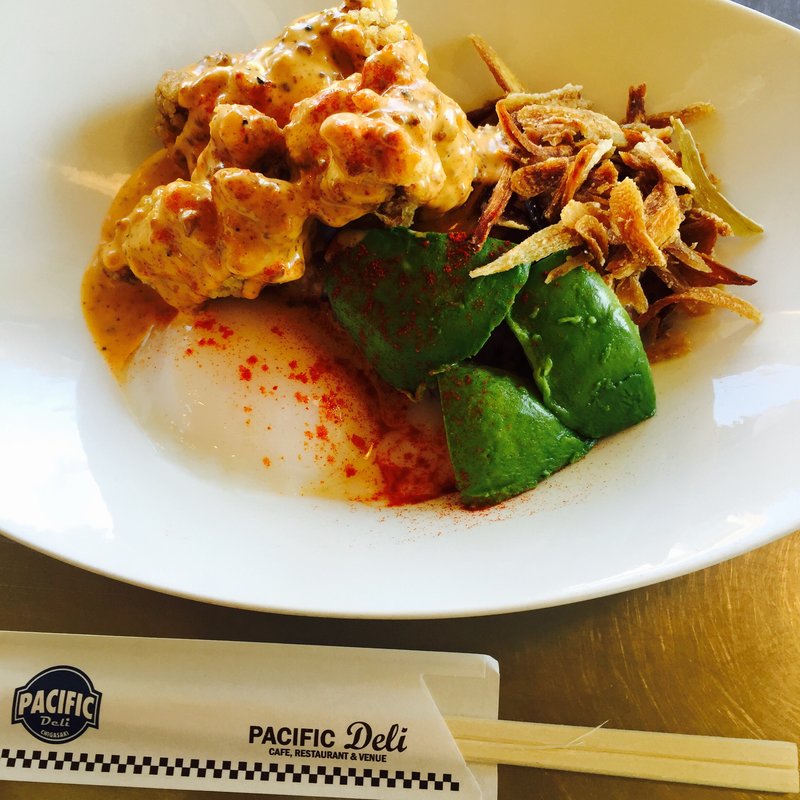 アボカドとチキンのロコモコ(パシフィックデリ)