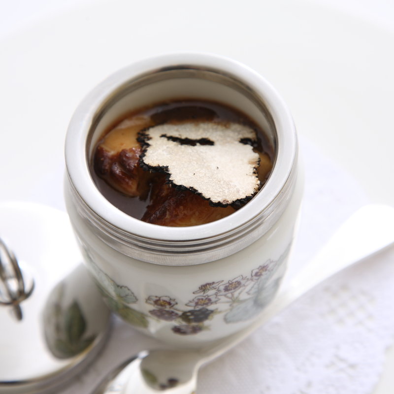 幻の卵の半熟蒸し、トリュフとフォアグラのソース(フランス料理 ラノー・ドール )