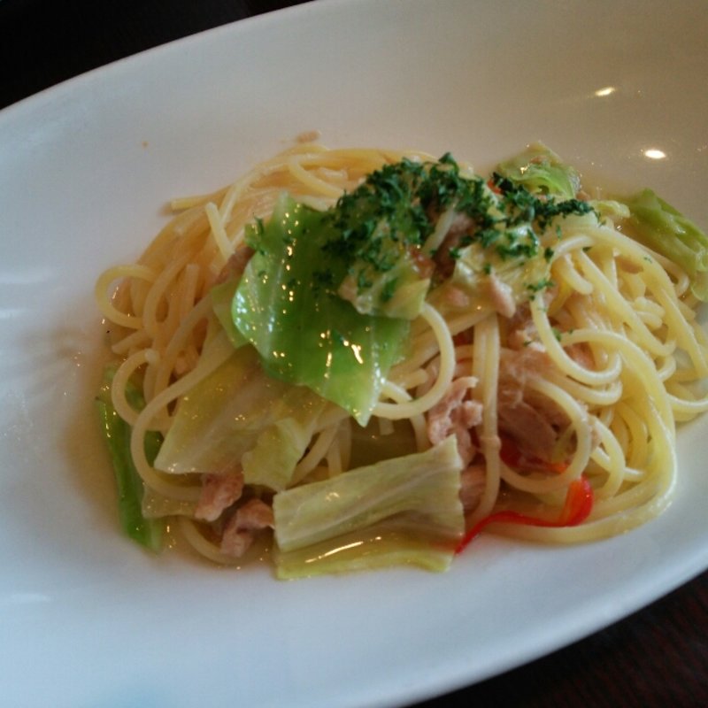 チキン・キャベツ・オニオンのゴマ正油パスタ(アーシュターブル )