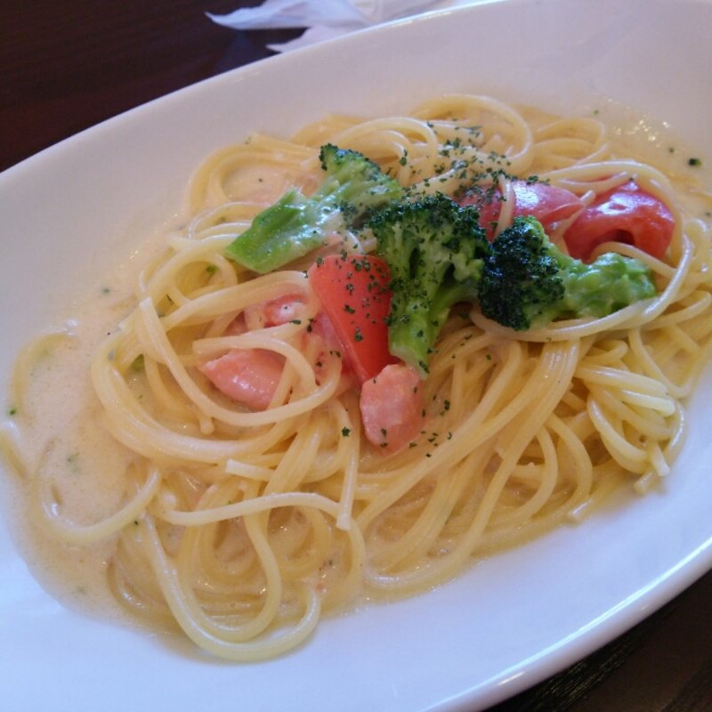 サーモン・フレッシュトマト・ブロッコリーのクリームソースパスタ(アーシュターブル )