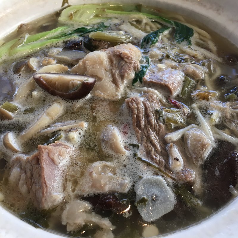 辛子菜とトロトロ牛肉の煮込み土鍋麺(東京ドームホテル札幌)