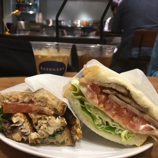 鯖サンドイッチ(左) BLT サンドイッチ(右)(BASEMENT coffee&sandwiches)