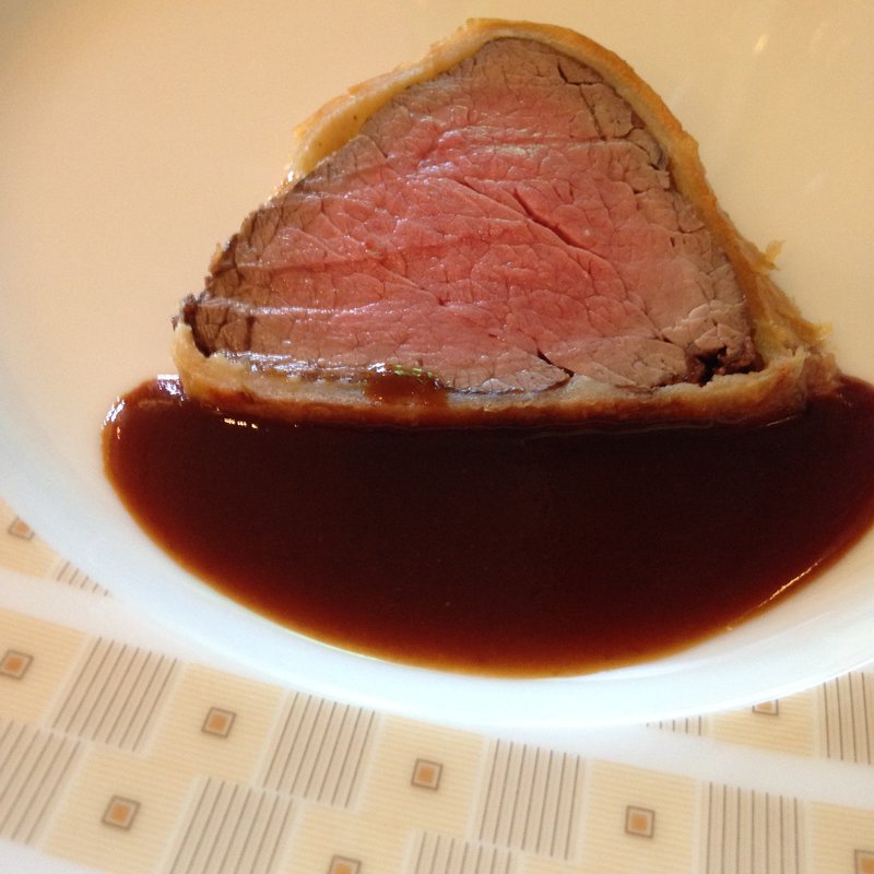 牛フィレ肉のパイ包み焼き　赤ワインソース(インペリアルバイキング サール)