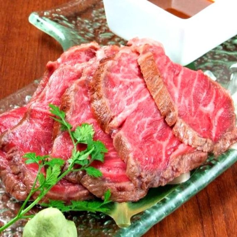 北薩摩牛の炭火炙り刺し(鍛冶二丁 （カジニチョウ）)