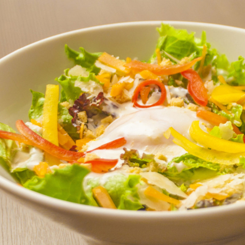 ミモレットチーズとパルミジャーノのサラダ 温玉のせ(鍛冶二丁 （カジニチョウ）)