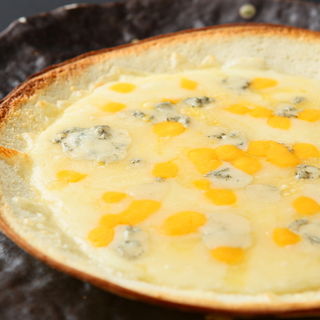4種チーズのピッツァ クワトロフォルマッジョ(鍛冶二丁 （カジニチョウ）)