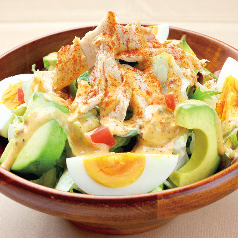 蒸し鶏とアボカドのコブサラダ(須田町食堂 秋葉原UDX店)