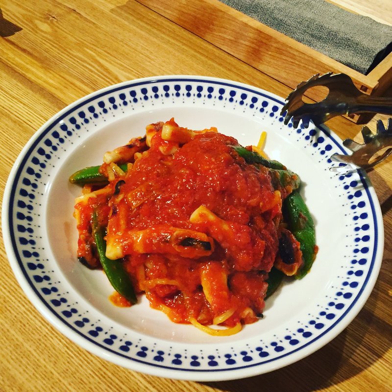 ハリイカとスナップエンドウのトマトソースパスタ(炭焼&wine 9 (nine))