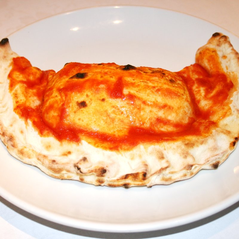 カルツォーネピザ メッツァルーナ (Bar＆Grill RIPOSO)