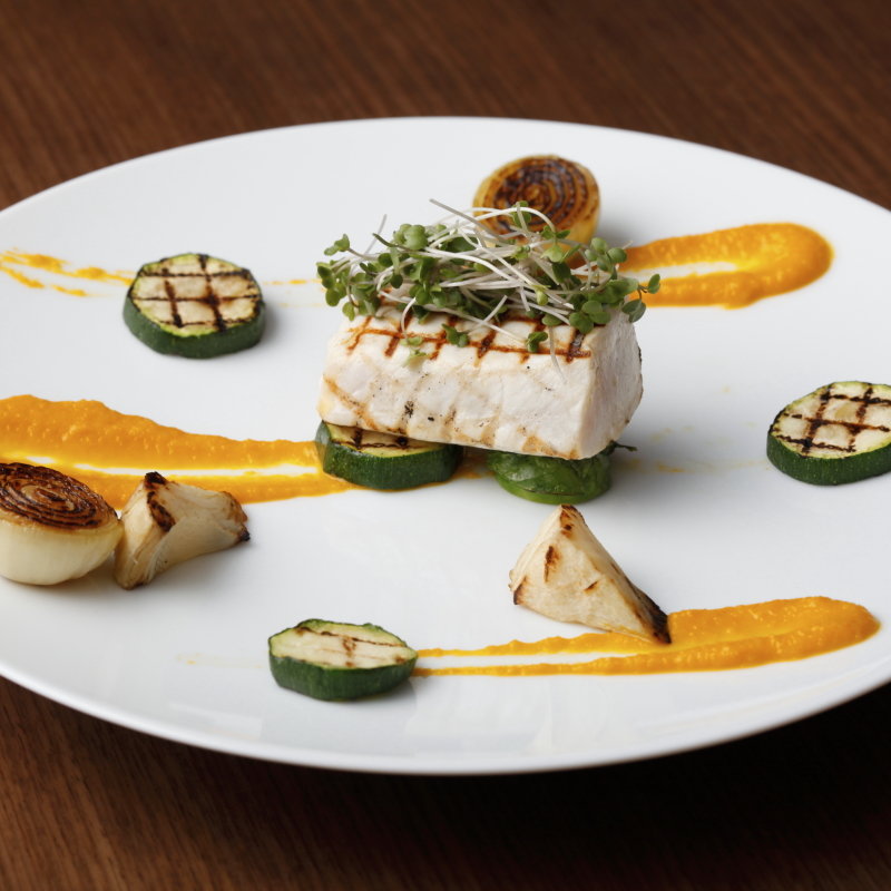 しっとりローストした大山地鶏胸肉 ローズマリー香るソース (gina （ジーナ【旧店名】リミテッド）)