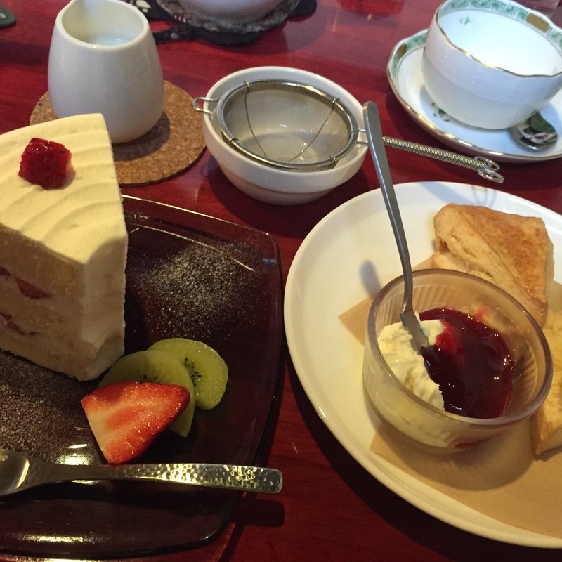 スコーン  いちごのシフォンケーキ(チャトカ 茶と菓 （Chatoka）)