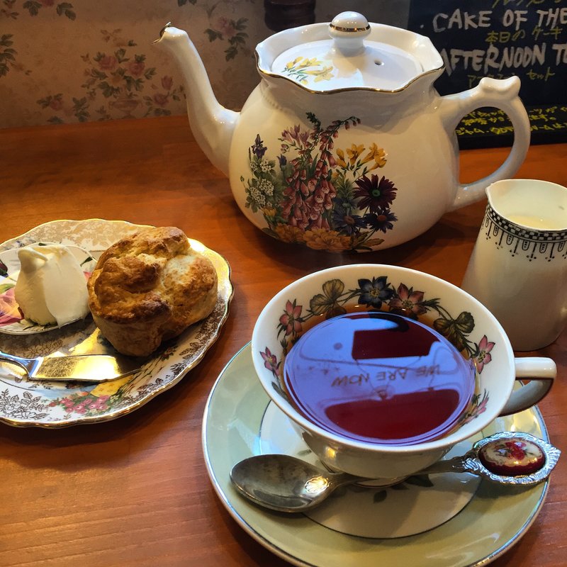 スコーンと紅茶(ポリー プット ザ ケトル オン （POLLY PUT THE KETTLE ON）)