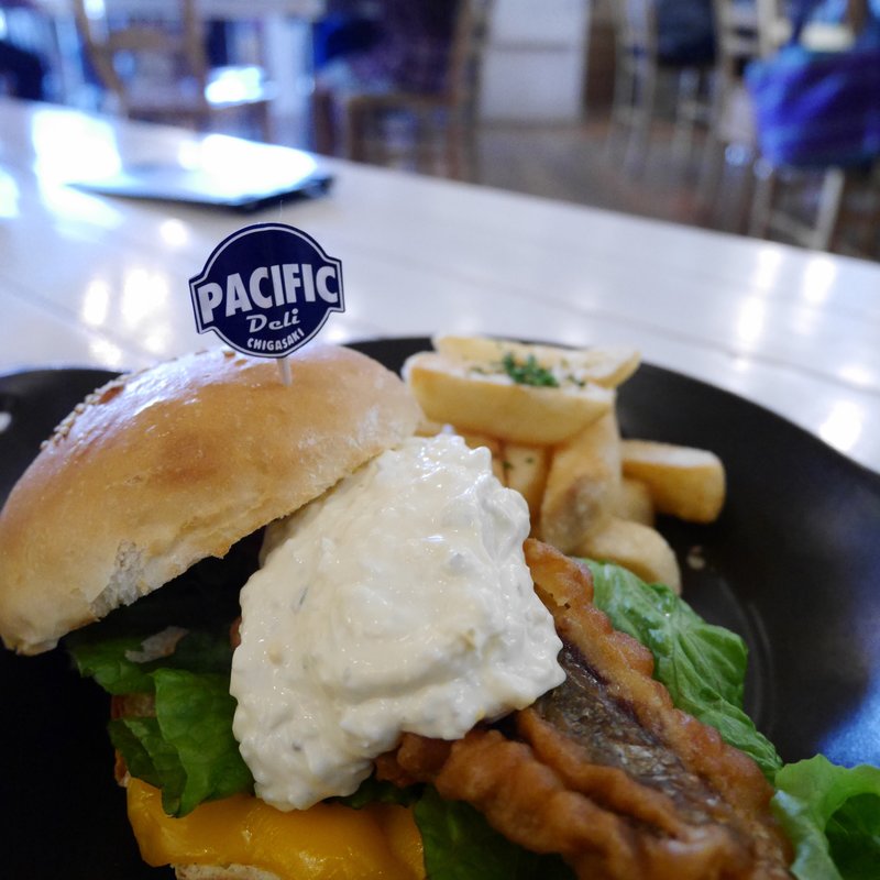 フィッシュチーズバーガーセット(パシフィックデリ)