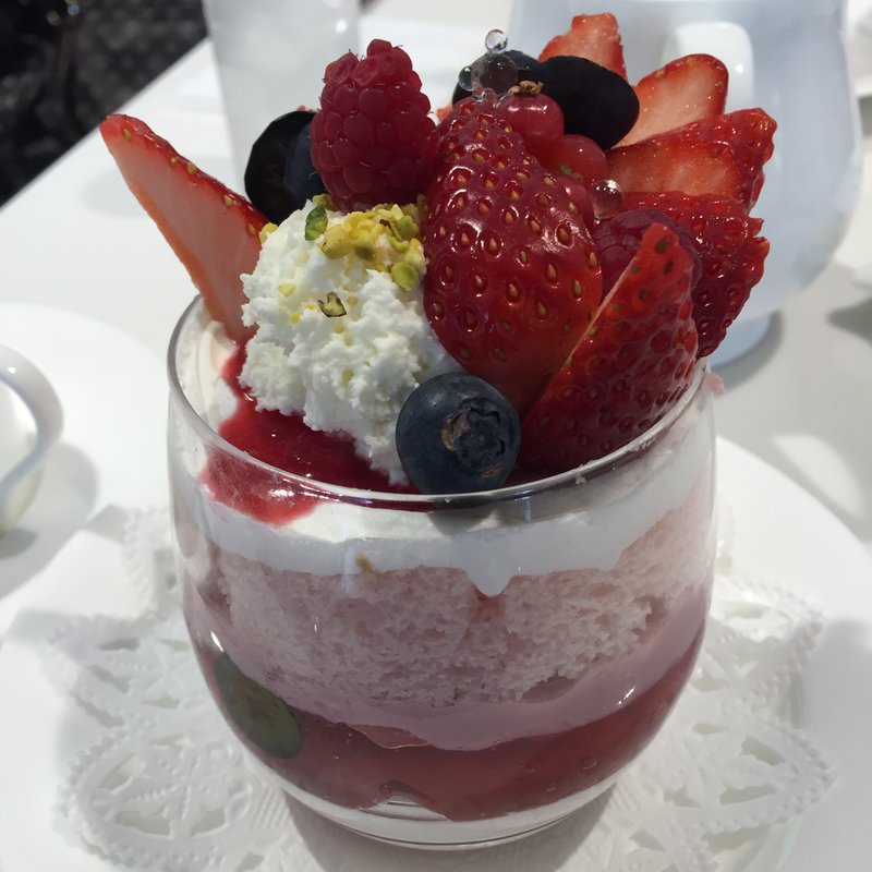 イチゴとベリーのトライフル(新宿高野本店 タカノフルーツパーラー)