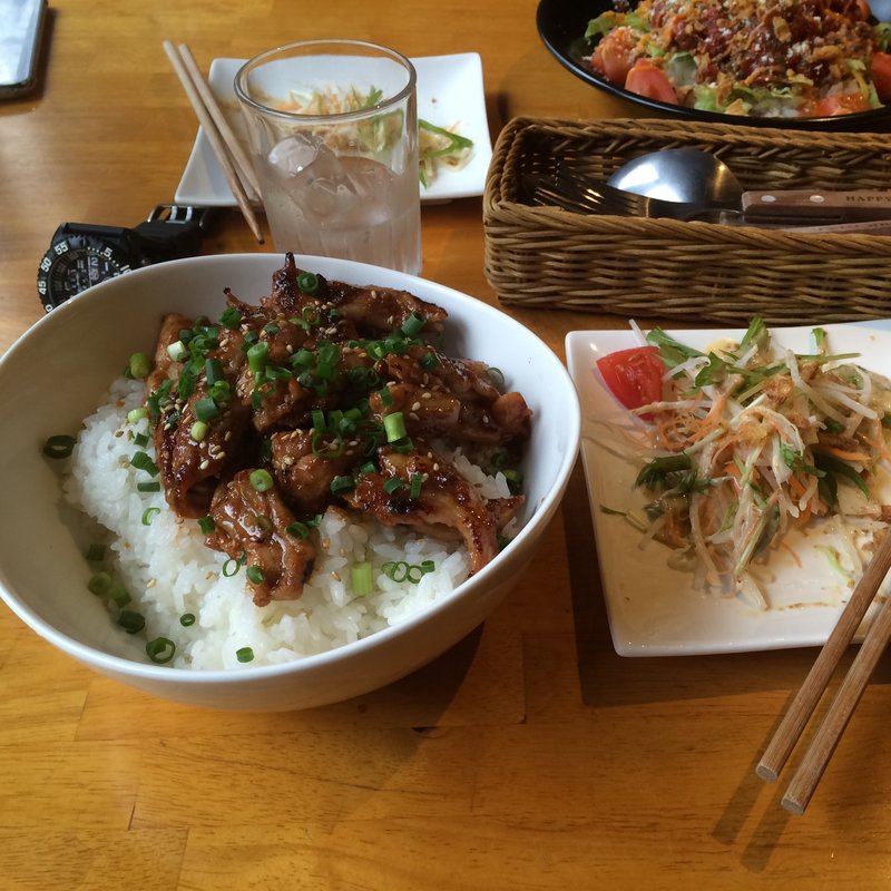 鳥カルビ丼ピリ辛みそ(HaRaPeKo Dining ぐりる)