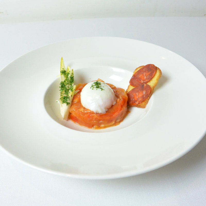 完熟トマトのピペラード　温泉卵とチョリソーのビスコット(Le Beurre Noisette TOKYO)